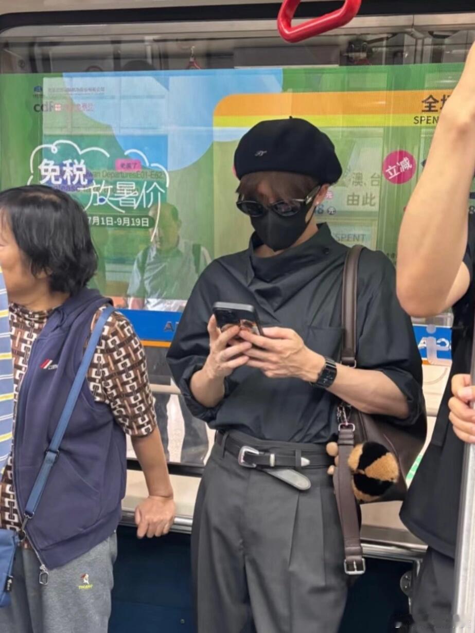偶遇檀健次坐摆渡车网友机场偶遇檀健次坐摆渡车，每次他的私服都很在线啊。檀健次全黑