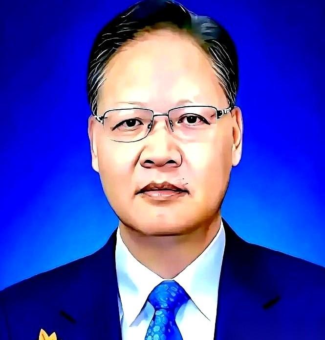 前脚，大使把一份精美的纪念品，塞进第10万个印度签证申请人手里，笑意盈盈地送上大