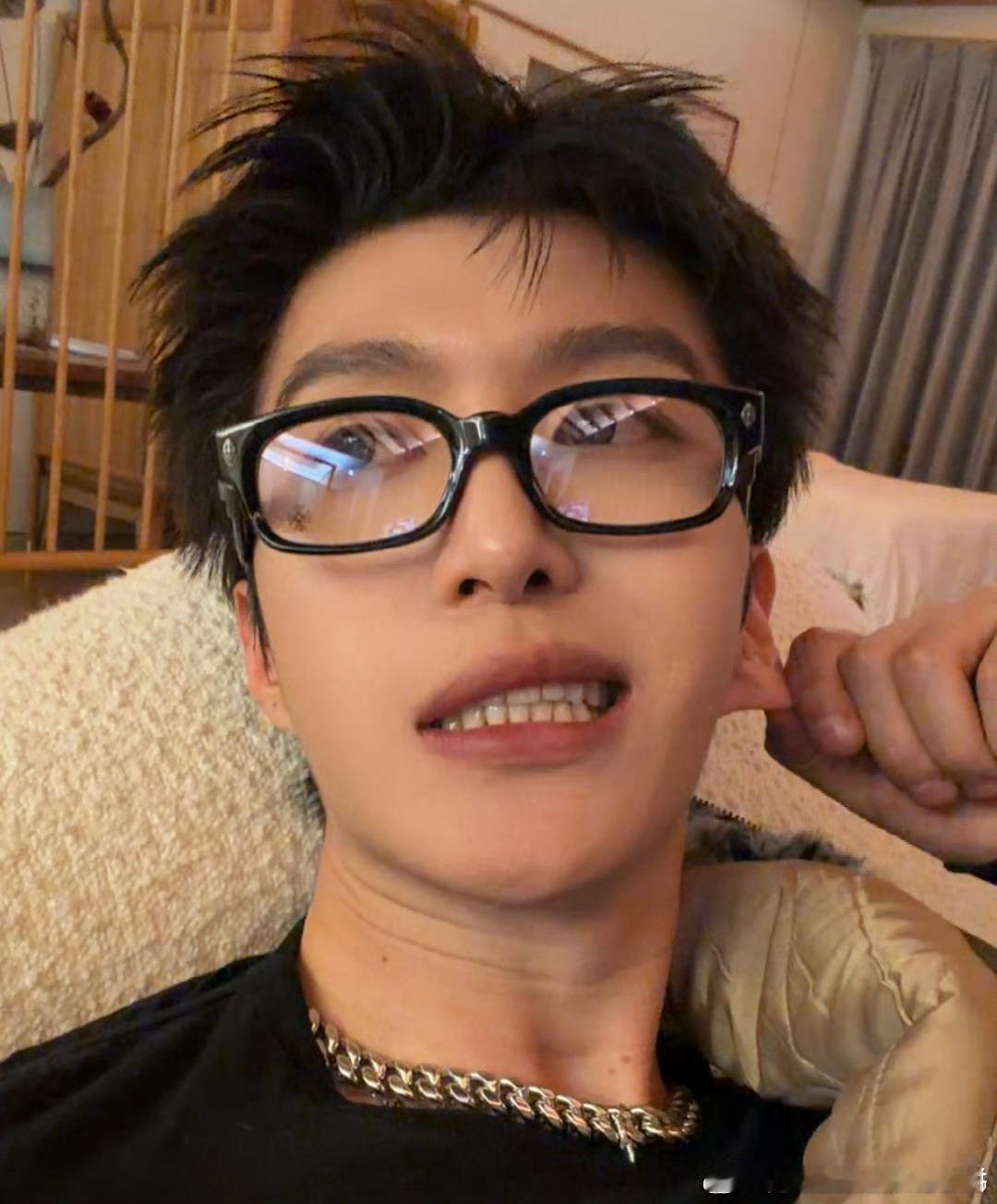 范丞丞黑框眼镜自拍，请帅哥以这个造型来个🫘舞吧 