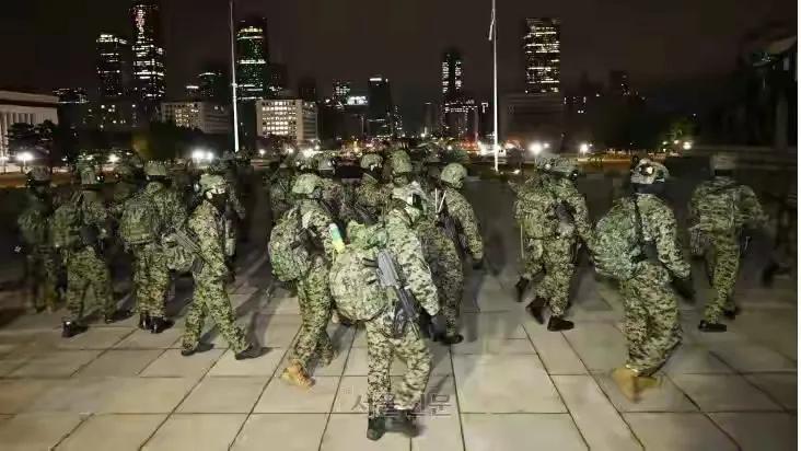 韩国“戒严”事件引发全球震动，尹锡悦地位岌岌可危，面临内外反对声。他试图通过戒严
