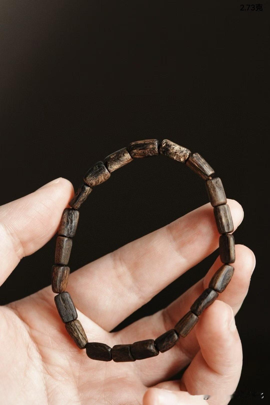 有些香，不是用来“闻”的，
而是慢慢陪着人的。

这串文莱沉香，取野生老料，
不