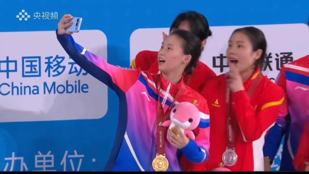 陈芋汐全运会10米台金牌恭喜陈芋汐全运会10米跳台夺冠！注意到一个细节，颁奖后自