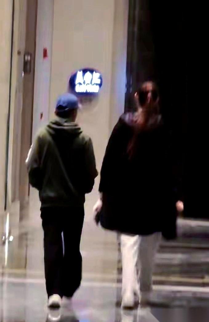 说说王宝强和冯清吧，青岛有人拍到他俩，那画面，真不是一个频道。
一辆京牌的奔驰大