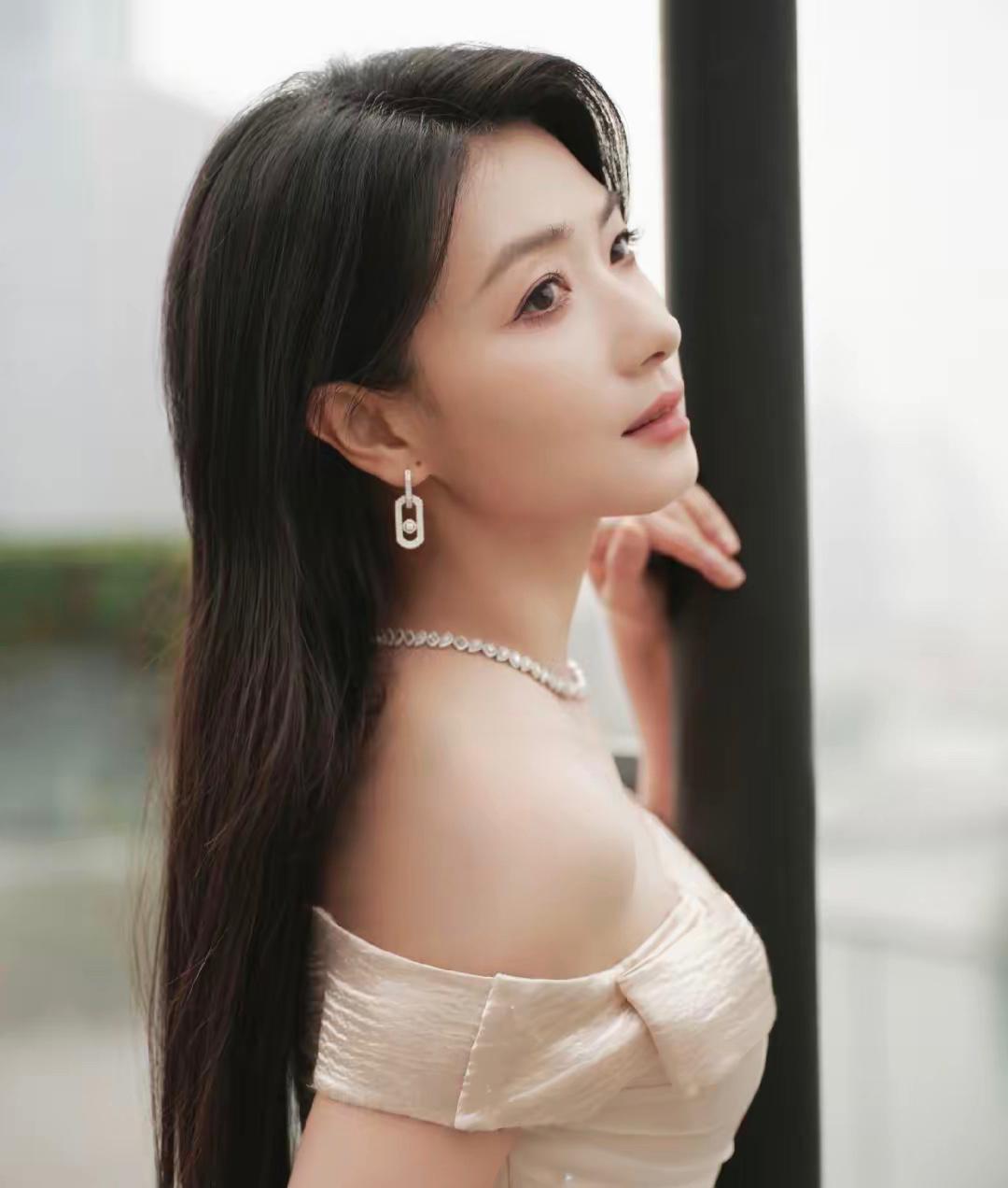 万茜讲过一件事，让我印象特别深。
有回拍完戏，导演把她叫住，说剧本几处细节还得磨