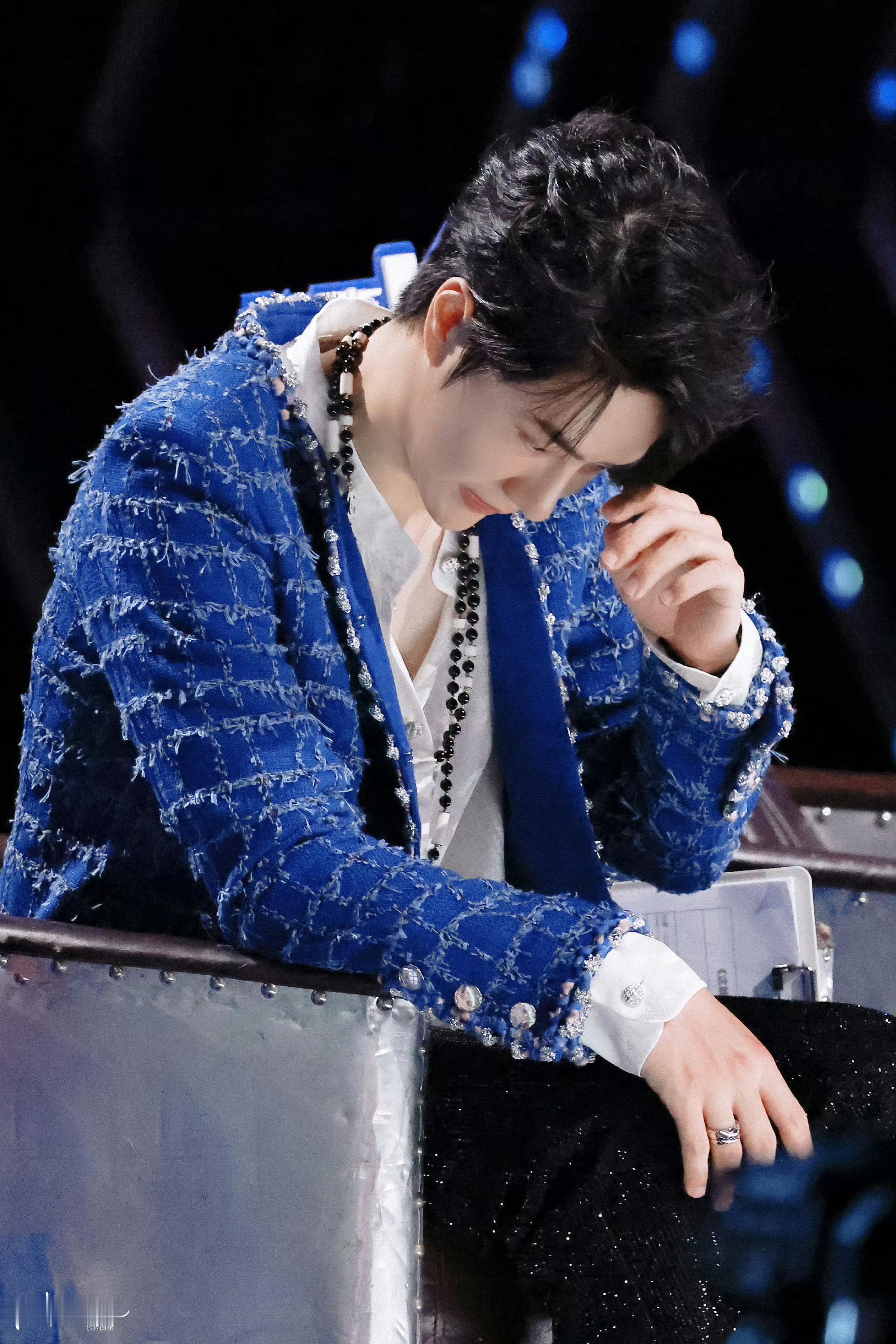 时尚圈有王一博了不起，哥穿的蓝色香外套太好看了 