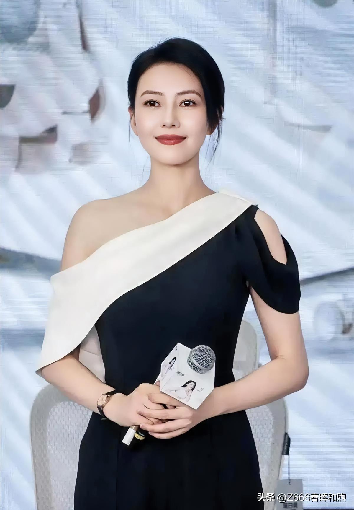 美不美你说了算💞💞墨色裙裾流淌雅致风华，斜肩白纱如流云掠过锁骨。她执麦而立，