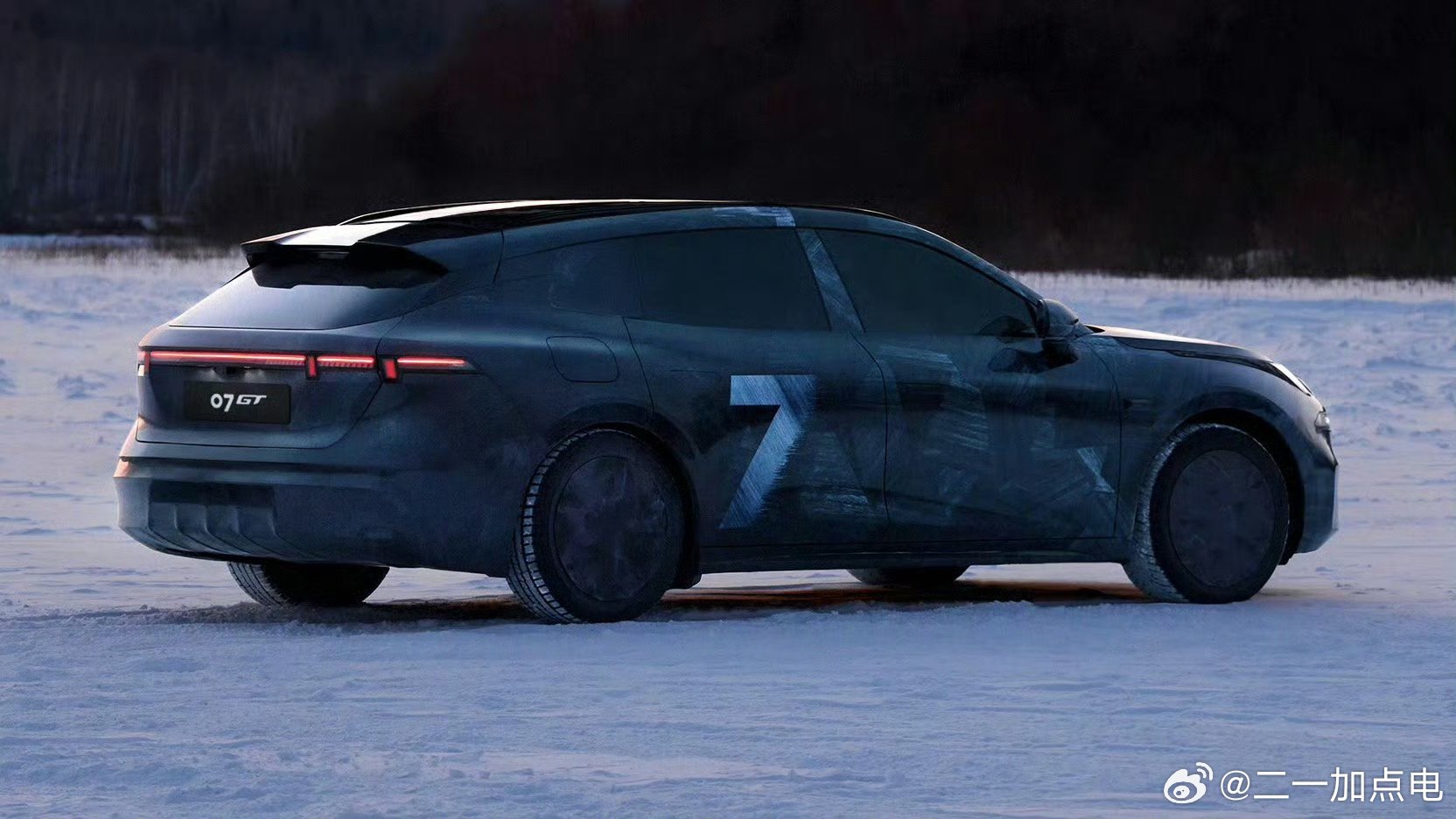 领克07 GT的比例对了呀，完美地解决了之前sedan尾巴收得太急的问题。而且听