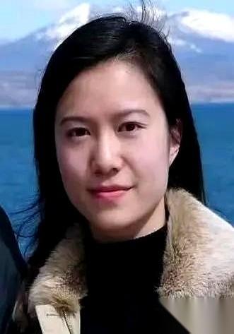 那件黑大衣，空荡荡的。
这一下，全世界都该闭嘴了吧。
20年，流言蜚语就没停过。