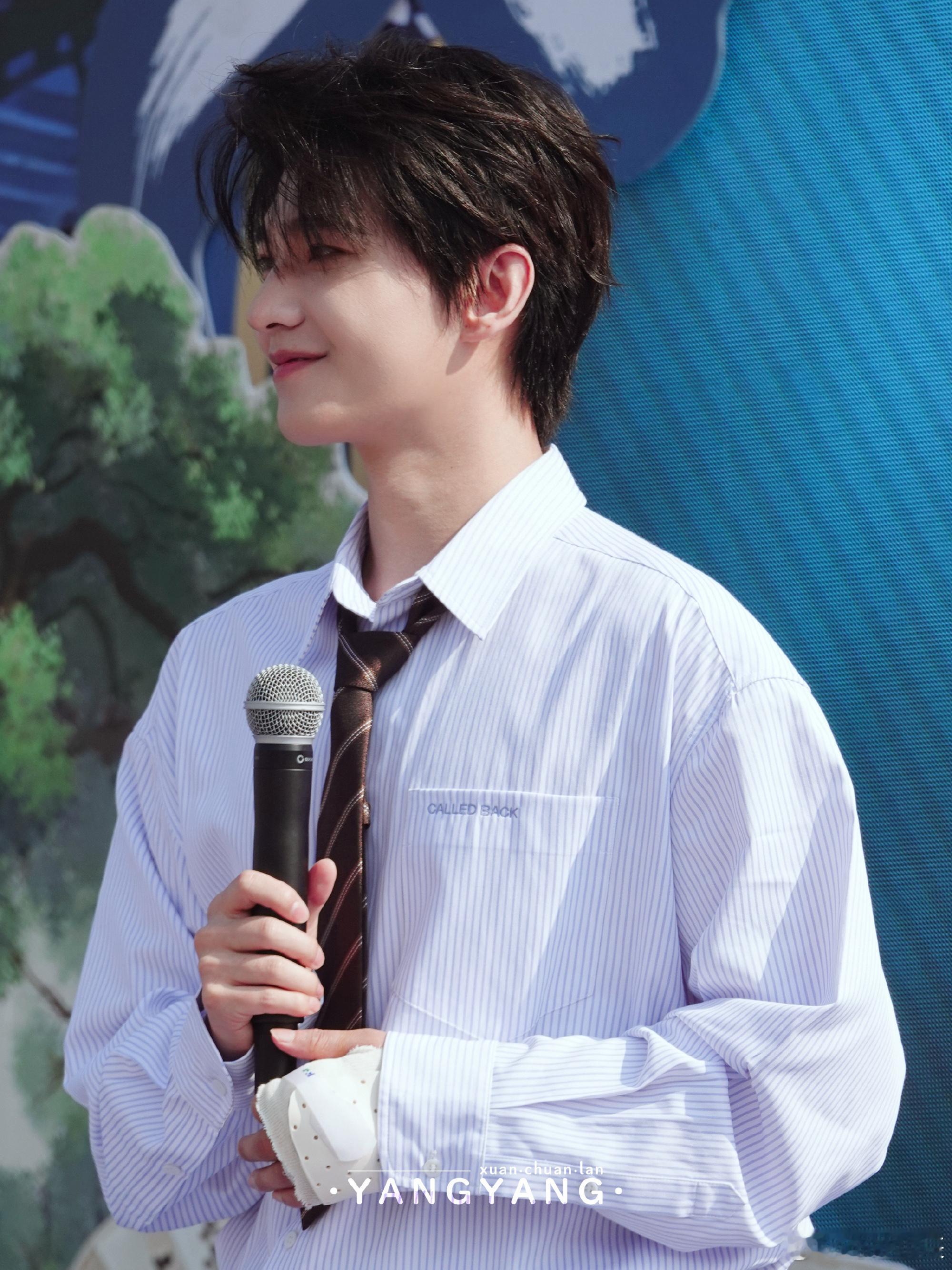 杨洋手部骨折 默默祝福杨洋身体健康，早日痊愈，不必逞强，好好休息。《不让江山》开