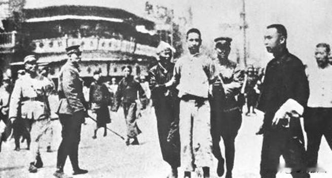 （下图为蒋介石四·一二反革命政变杀害共产党人的图片）
不应该，无论从阶级立场，还