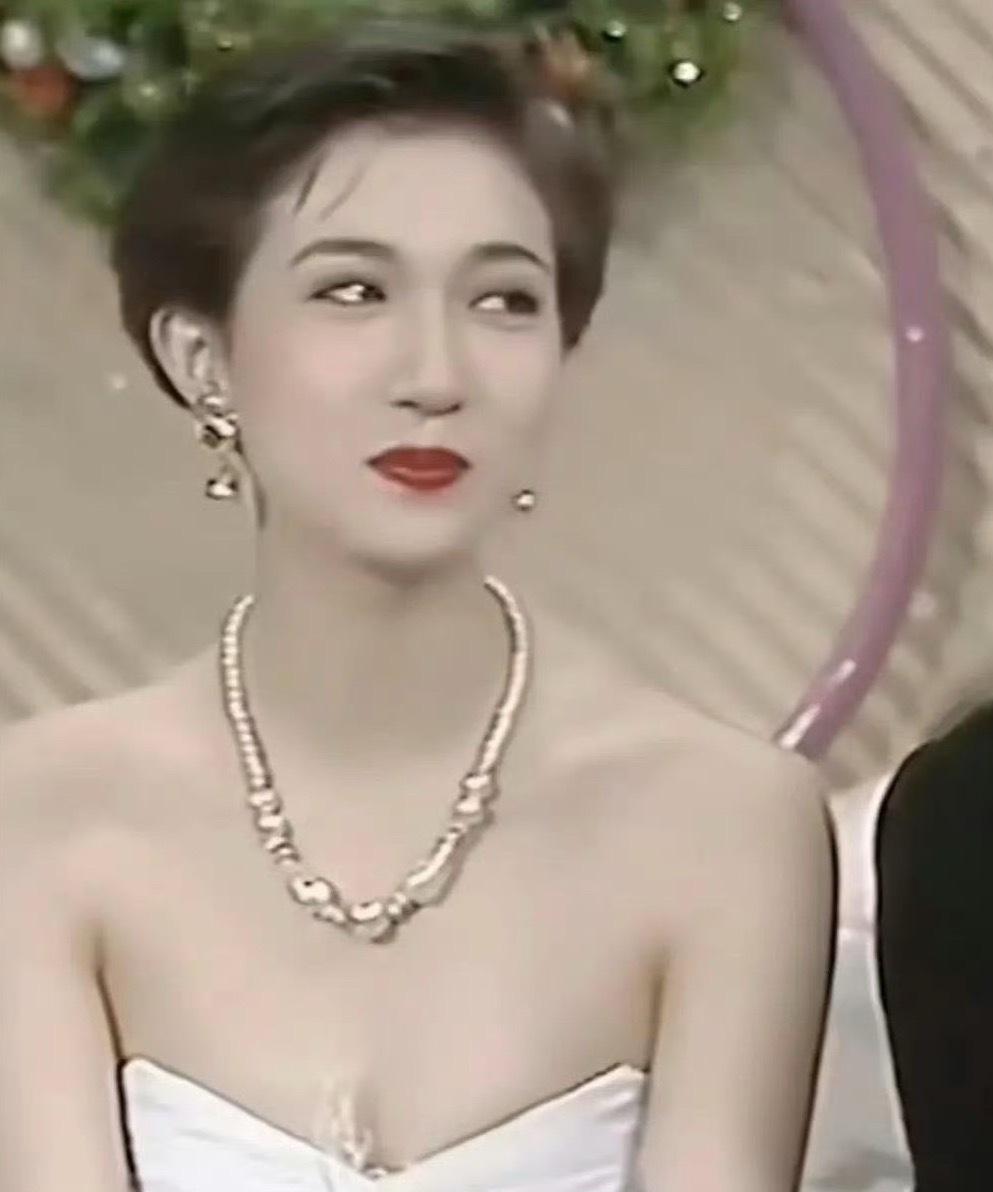 年轻时候的吴绮莉美得不可方物！高挑身形气质出众，明艳大气兼具英气。
17岁站上亚