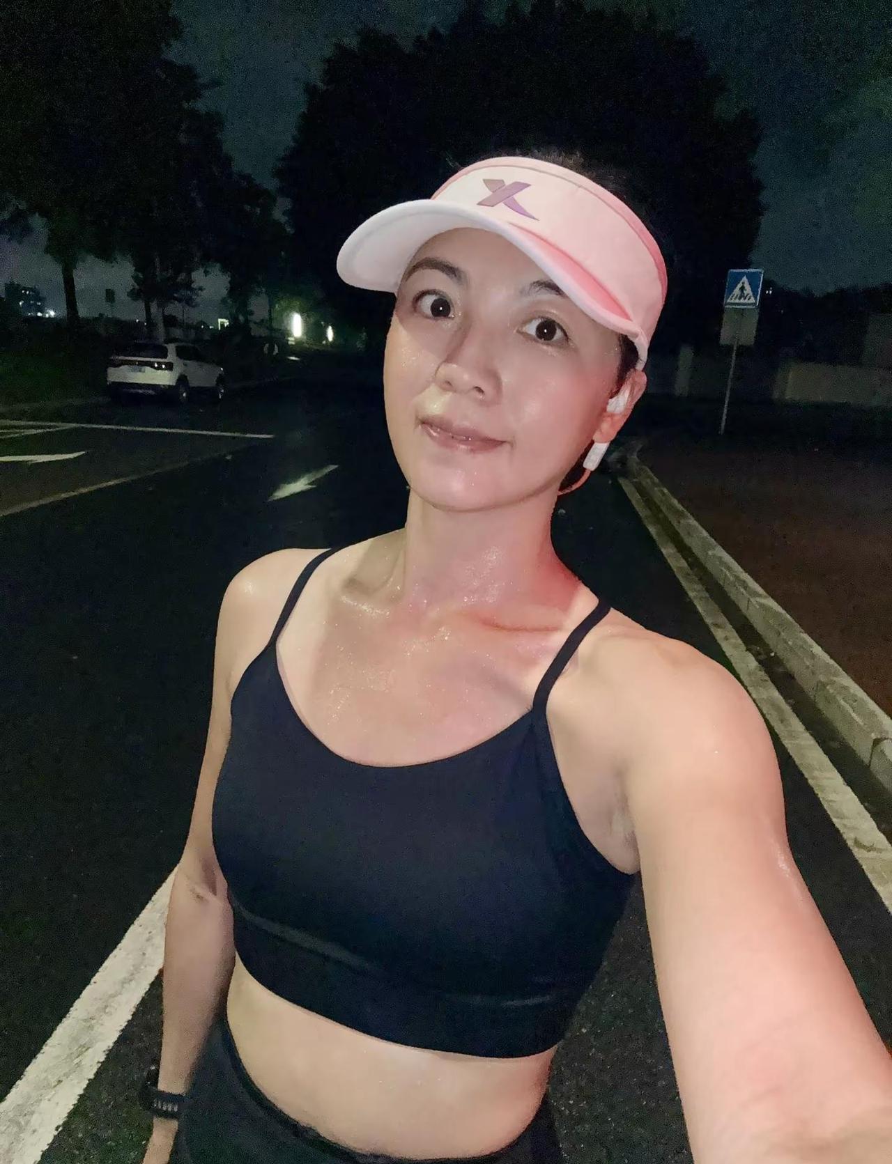 跑步打卡15公里。新的一月也是新的一岁，冒着雨也给自己来了场快乐的奔跑。8月 跑