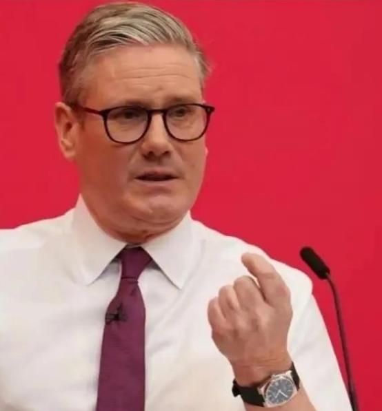 特朗普没想到，英国首相当着全世界的面，说：中国，是世界三大强国之一。特朗普估计做