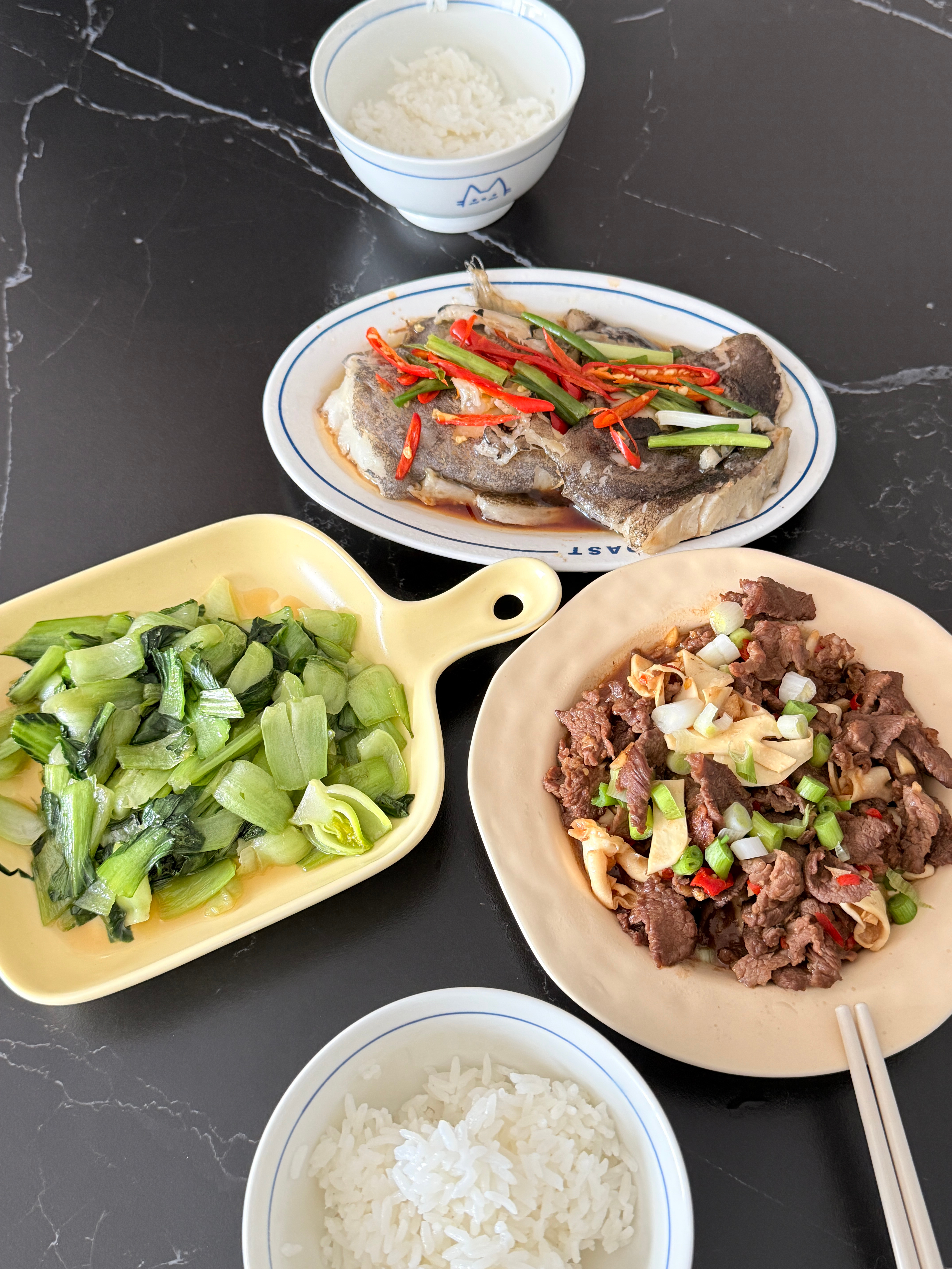 恰饭！今天味觉又恢复了一点 吃了两碗🍚花一天时间快把有罪之身看完了 魏吃了吗