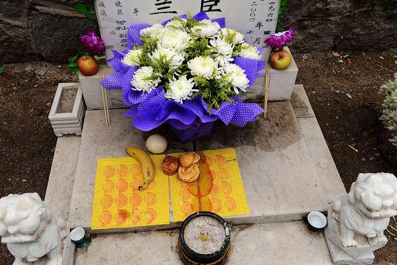 我百分百站生前孝这边。
前阵子楼下邻居办白事，花十几万搞豪华墓地，流水席摆了三天