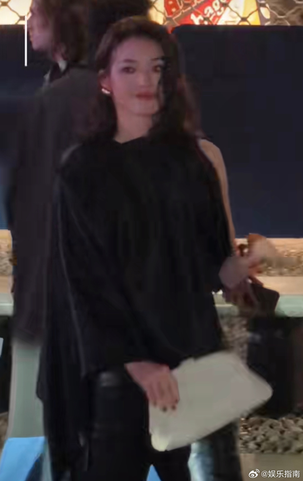 舒淇又轻轻地用美貌发出暴击，下车进入秀场，这就是想象中下车的样子