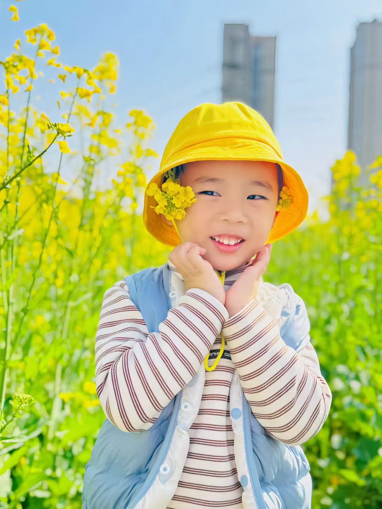 🌸油菜花田里藏着好多小笑脸呀～🌼比花还灿烂的是孩子们的鬼脸和剪刀手✨春天就该
