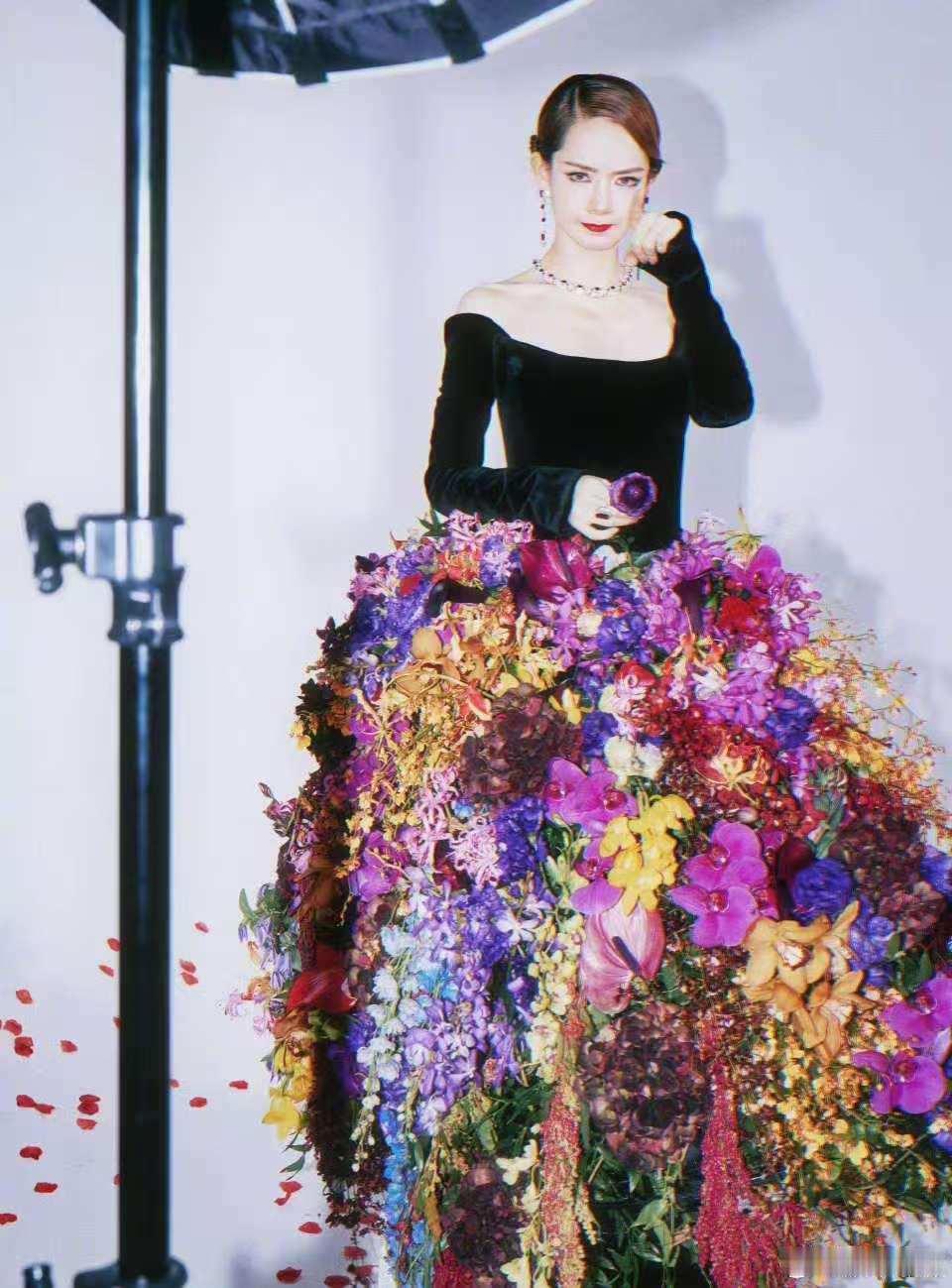 戚薇花朵立体裙戚薇vogue盛典出图戚薇vogue盛典出图，50元神器拍摄的花花