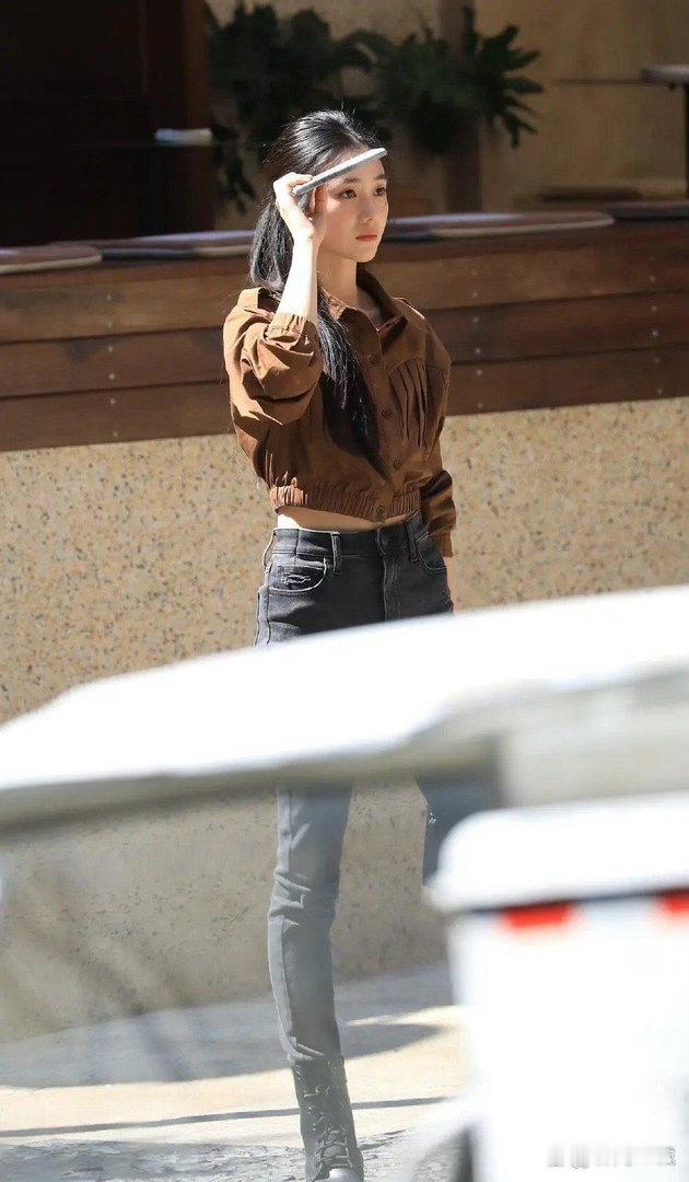 才发现刘浩存身材比例格外优越，身形匀称高挑，体态轻盈舒展，天生的曼妙身姿格外亮眼