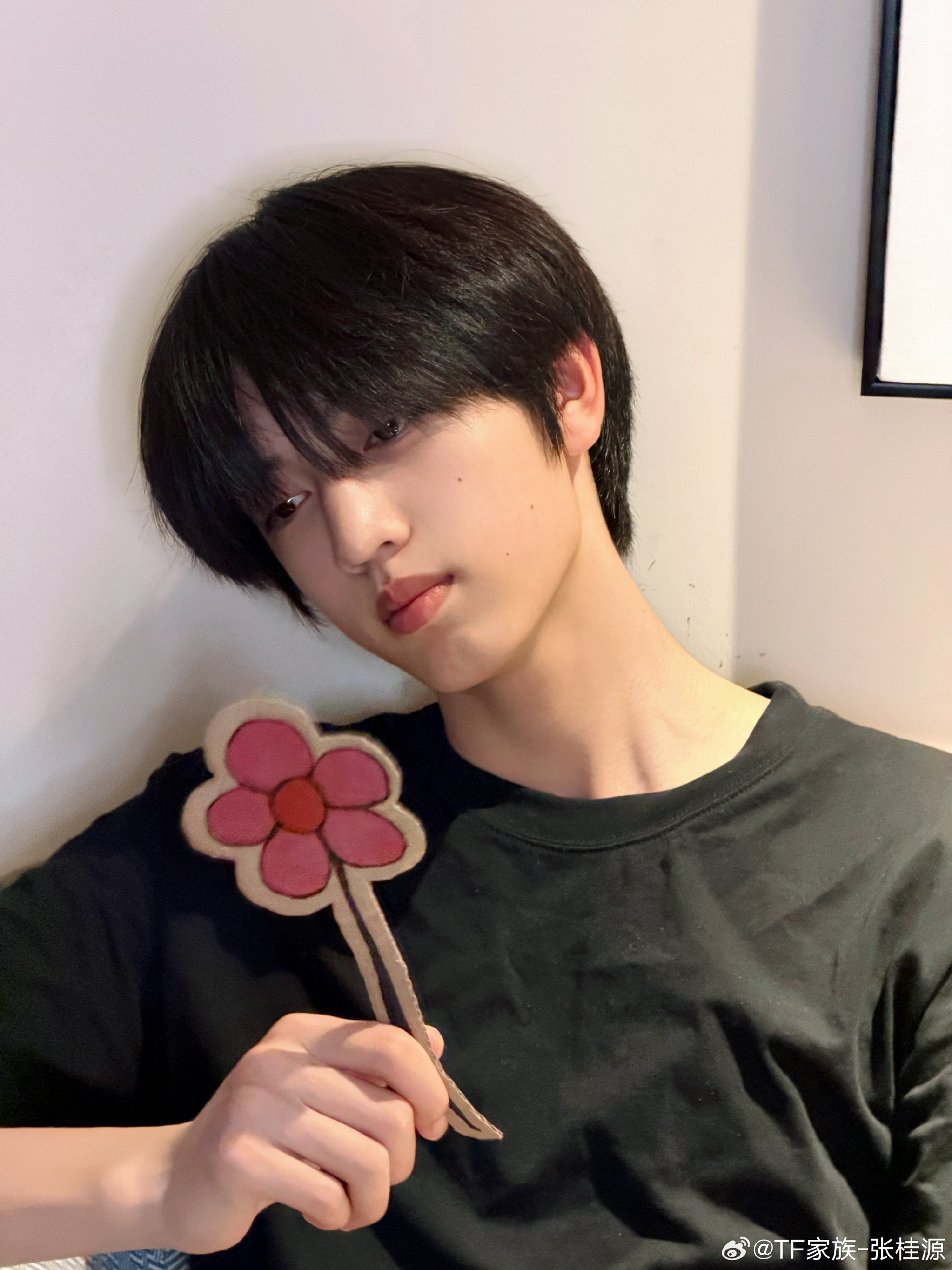 张桂源素颜妹妹头自拍 张桂源今日营业🈶素颜妹妹头怼脸照帅哥氛围感满分给狗狗p的