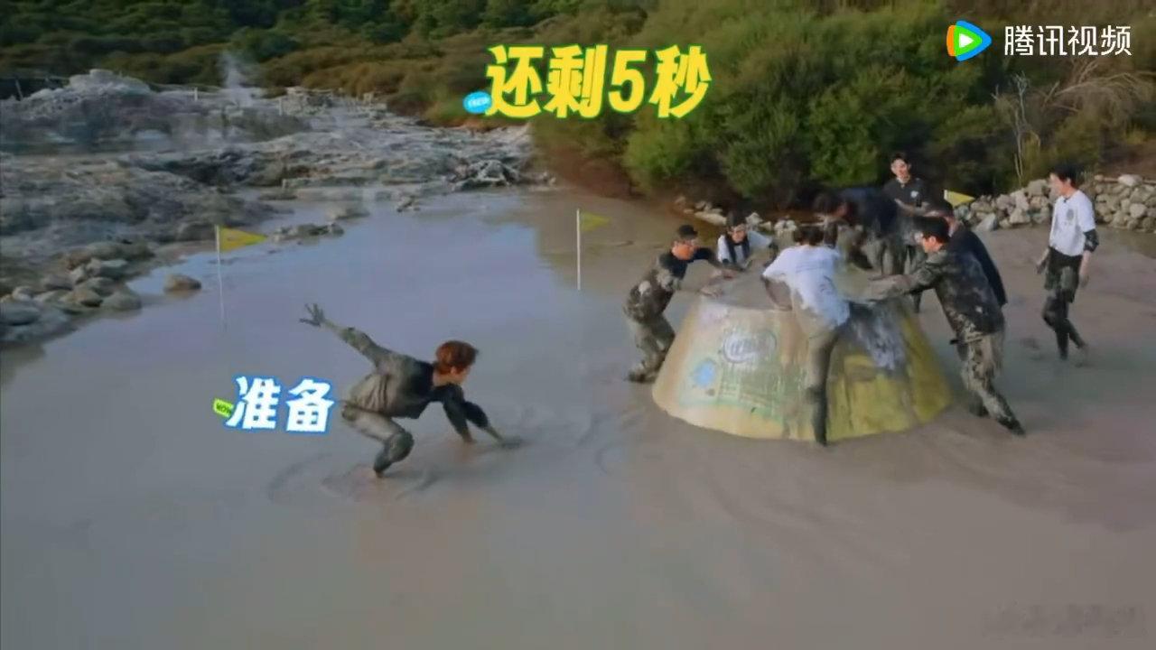泥潭显眼包林一Steve圆形石台周边嘉宾换了一波又一波，林一却始终活跃在泥潭之中