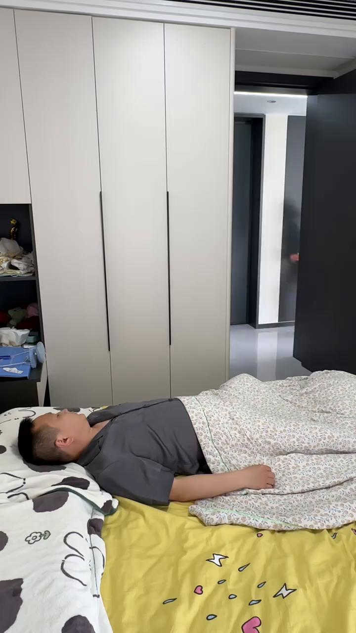 起床吃饭了。