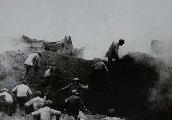 1942年春，五十多个中共的高级干部，被自己人卖了，困在甲山顶上，面对三千日军围