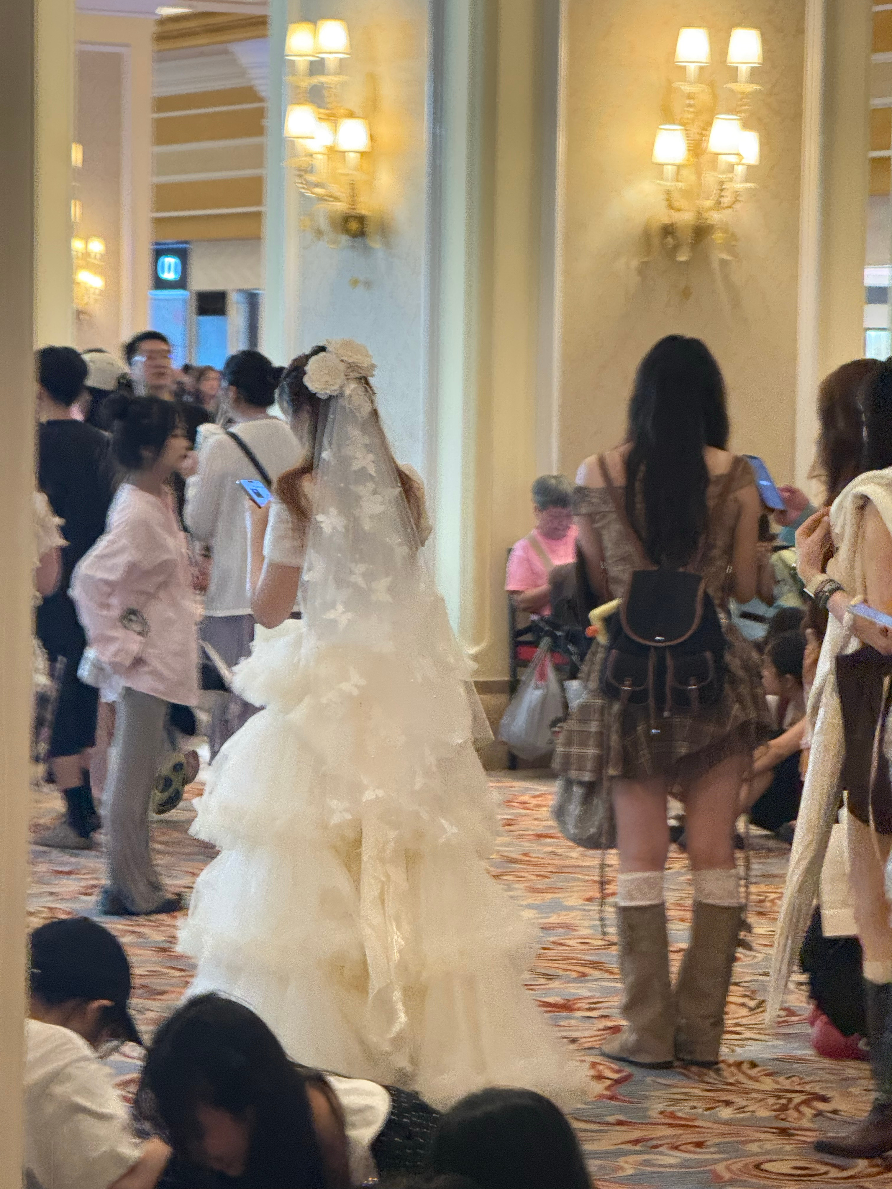 今天新娘真的特别特别多👰这位漂亮新娘头纱好别致，花丛长出了蝴蝶🦋 