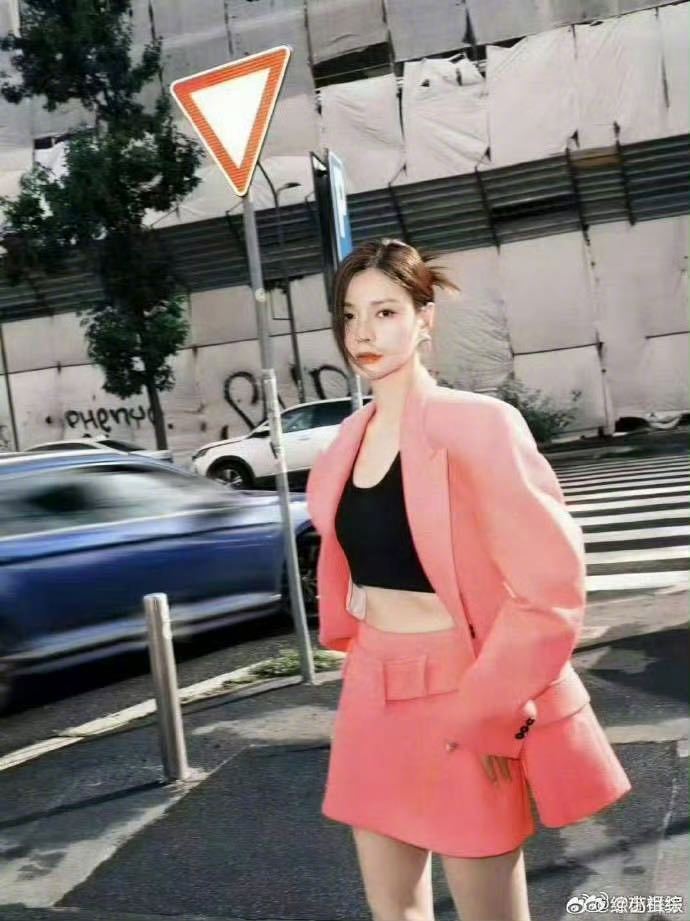 沈梦辰悄悄穿了个外套芒果你就这样整大美女是吧、沈梦辰穿上外套也好美呀。 