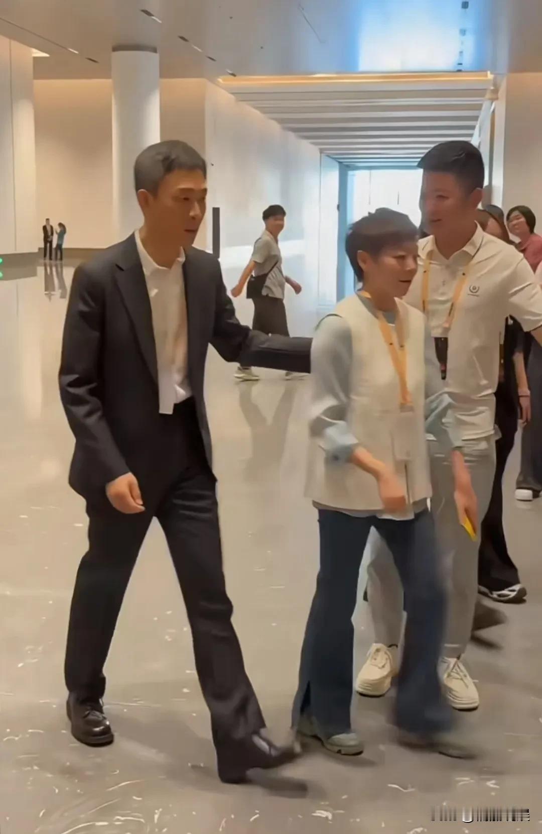 真是细节现人品啊，有时候看一个人下意识的行为，就知道他的人品。
张译在参加金鸡百