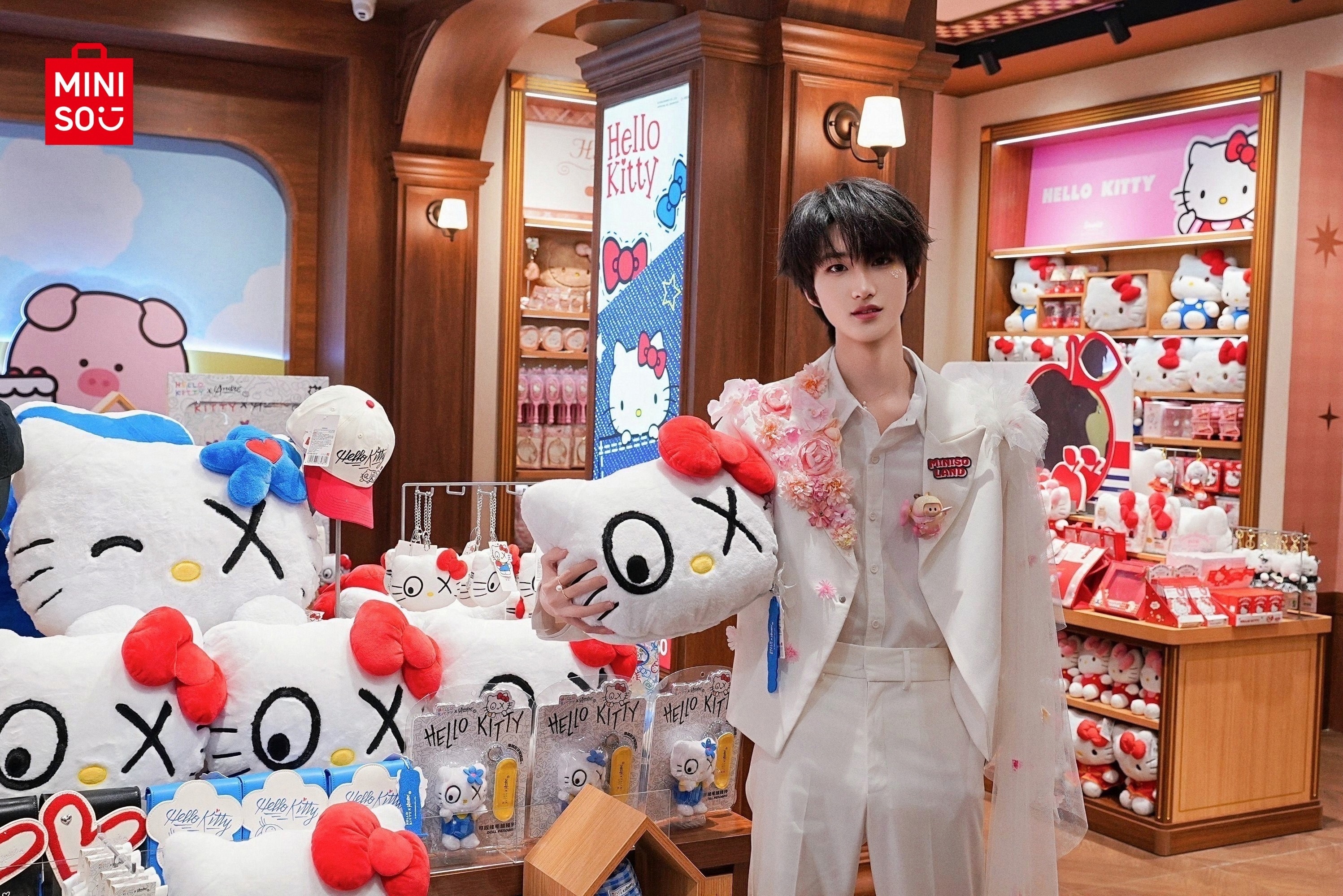 全深圳都在偶遇春日版黄朔 被黄朔春日仙子穿搭狠狠惊艳！白西装配粉色YOYO超吸睛