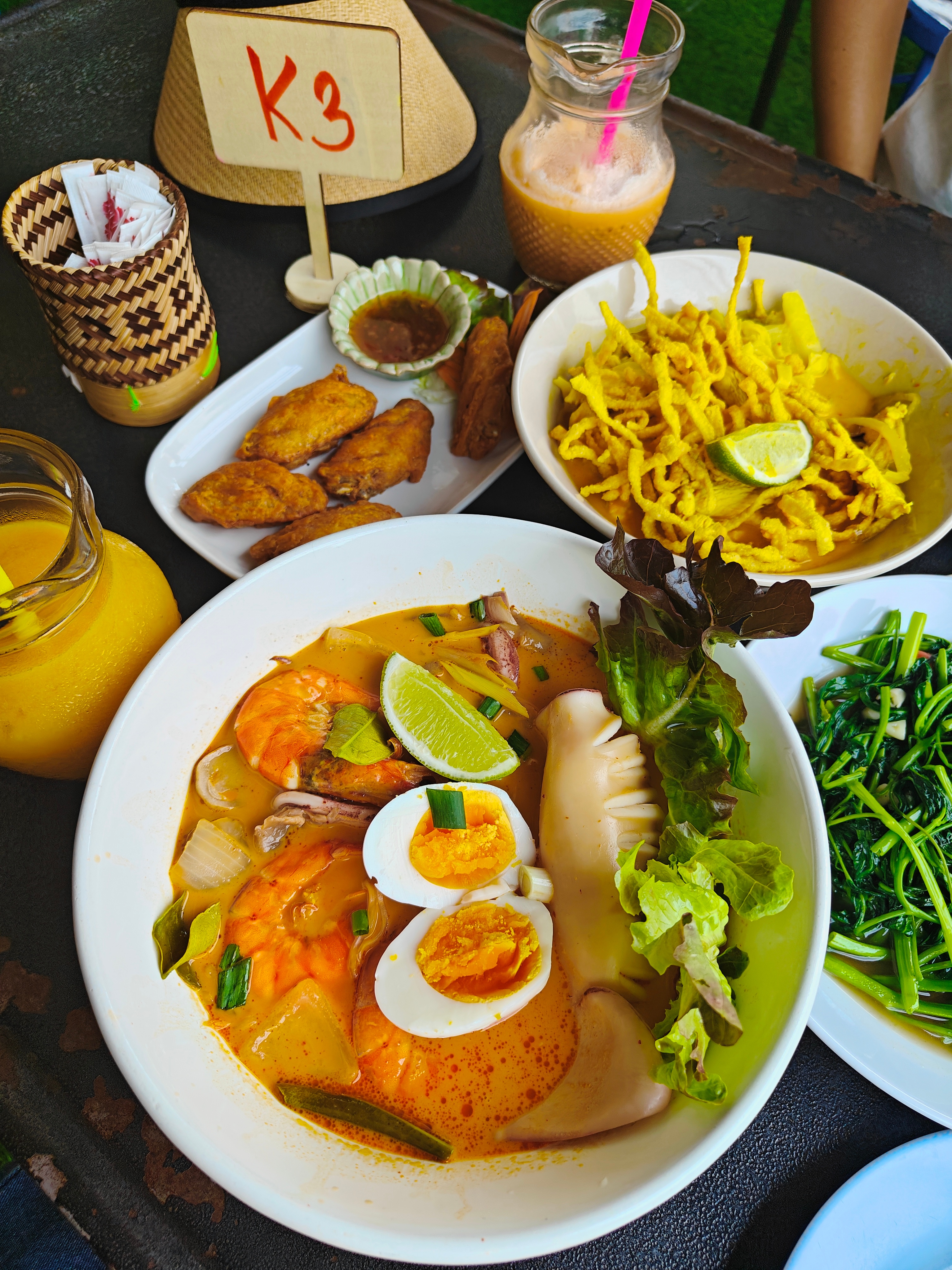 7000吃漂亮饭拍照不让开闪光 我的天啊？7000块得吃的是什么啊？后来看了一下