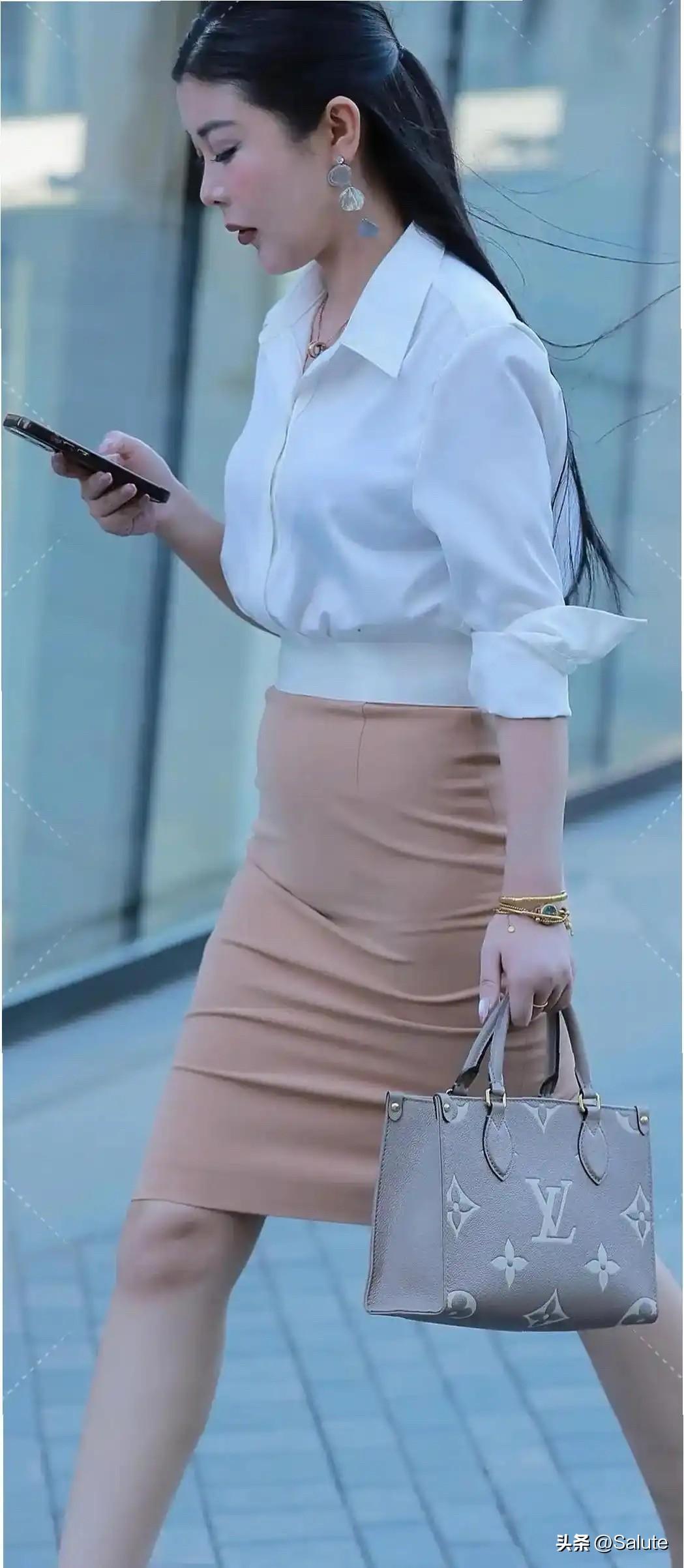 优雅白衬衫+米色半身裙，都市女性穿搭指南