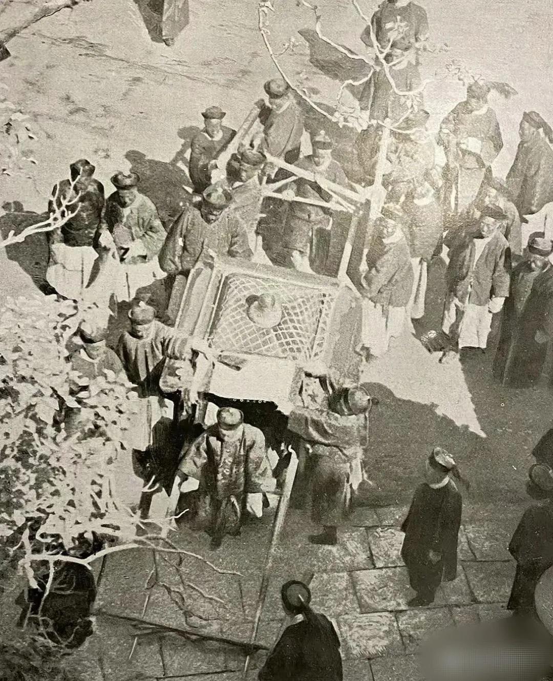 这是光绪皇帝唯一一张存世的珍贵照片，是在1902年1月8日，慈禧和光绪结束一年的