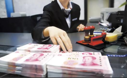 云南，男子汇款2.5万，银行误操作，将2.5万写成25万。男子发现后立刻联系了银