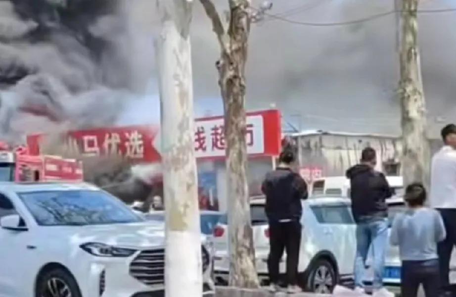 4月30日，山东省青岛莱西市烟台路一处街角被刺鼻焦味与滚滚浓烟笼罩，一家小型超市