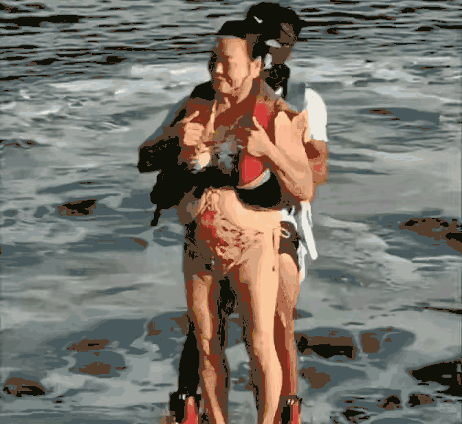 大妈这身材真是为难教练了，抓不稳，也难平衡，一旦出事，麻烦了。这种游乐项目对体型