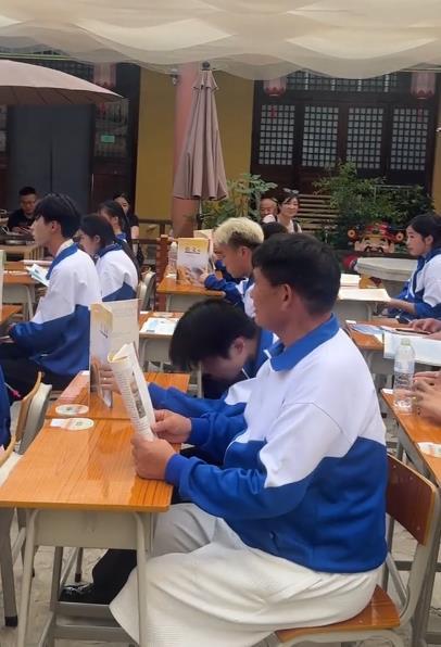 大衣哥知道自己文化程度不高，这不，又到课堂补课去了，虽然年龄有点大，但挡不住他对