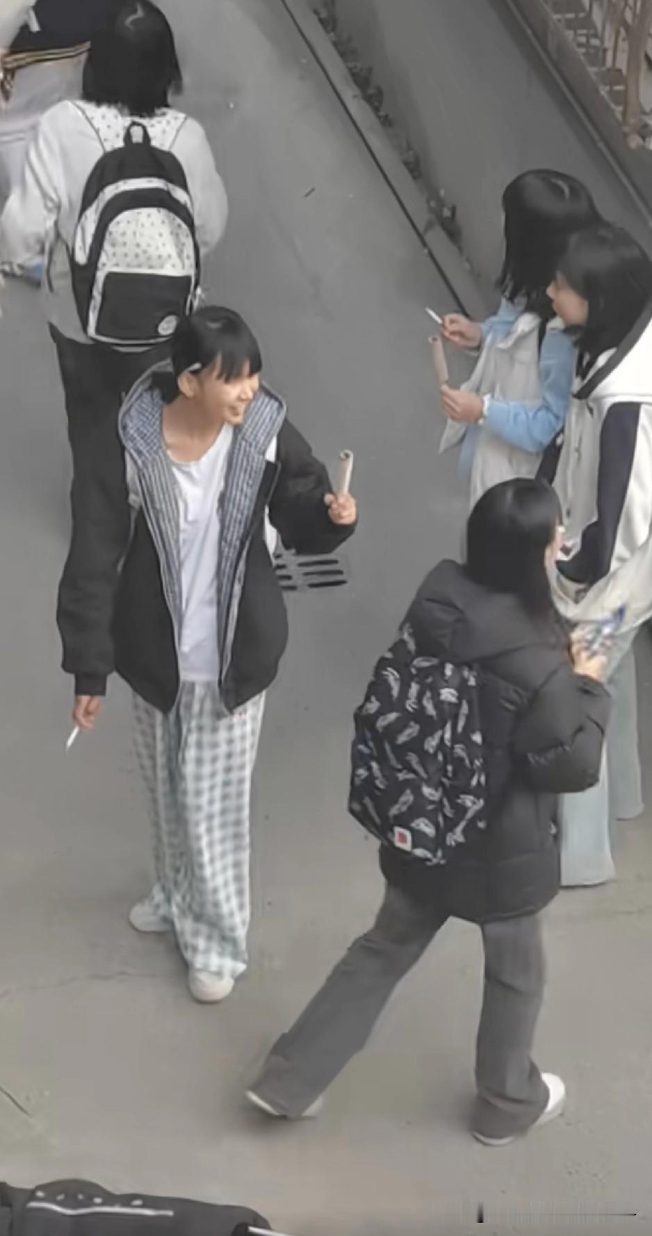 这群女孩子，也就十五六岁的样子，人手一支烟，真希望她们只是单纯好奇，长大后就不这