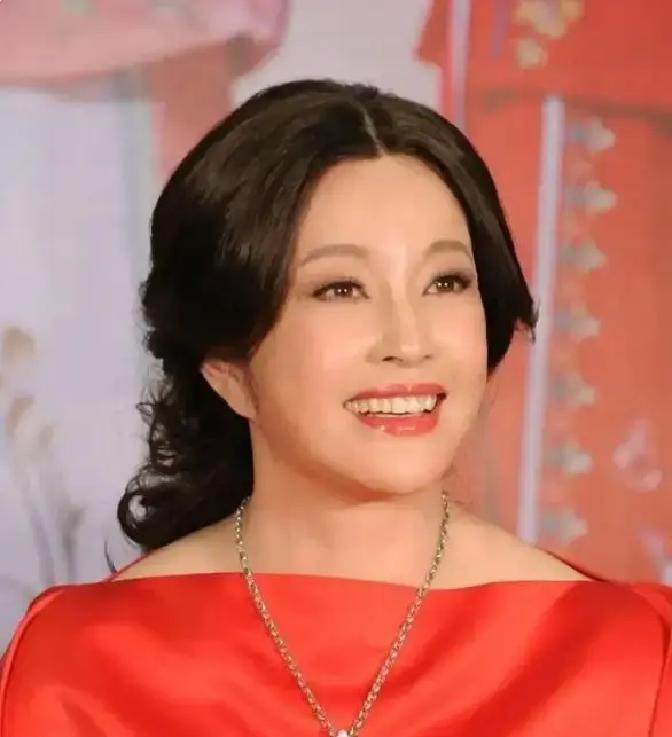 76岁刘晓庆举铁完又冲上热搜，这次是因为她在播客里聊婚姻观。

她说自己只欣赏具