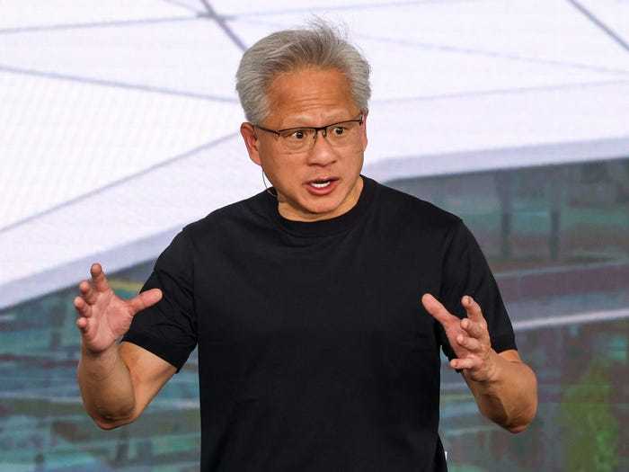 黄仁勋周二在台北对记者表示：“我认为企业应该尽可能为员工提供最高薪酬。”他当时正