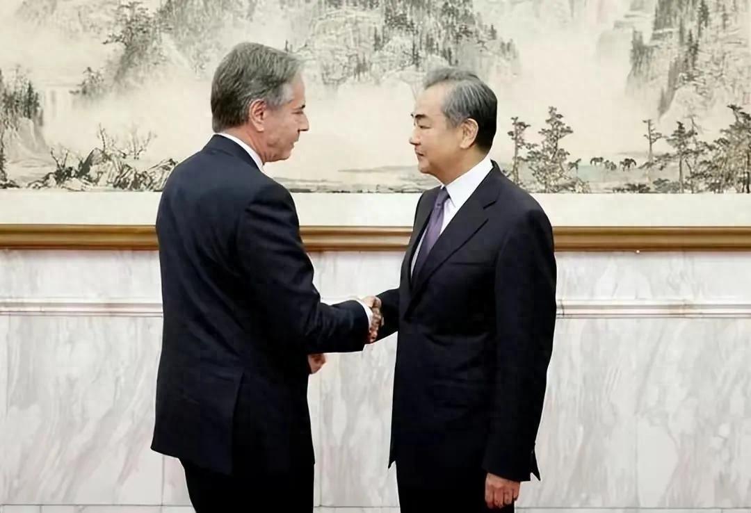 王毅外长远赴华盛顿，美方却率先给了下马威，称优先考虑美国。我国外长王毅接受美国邀