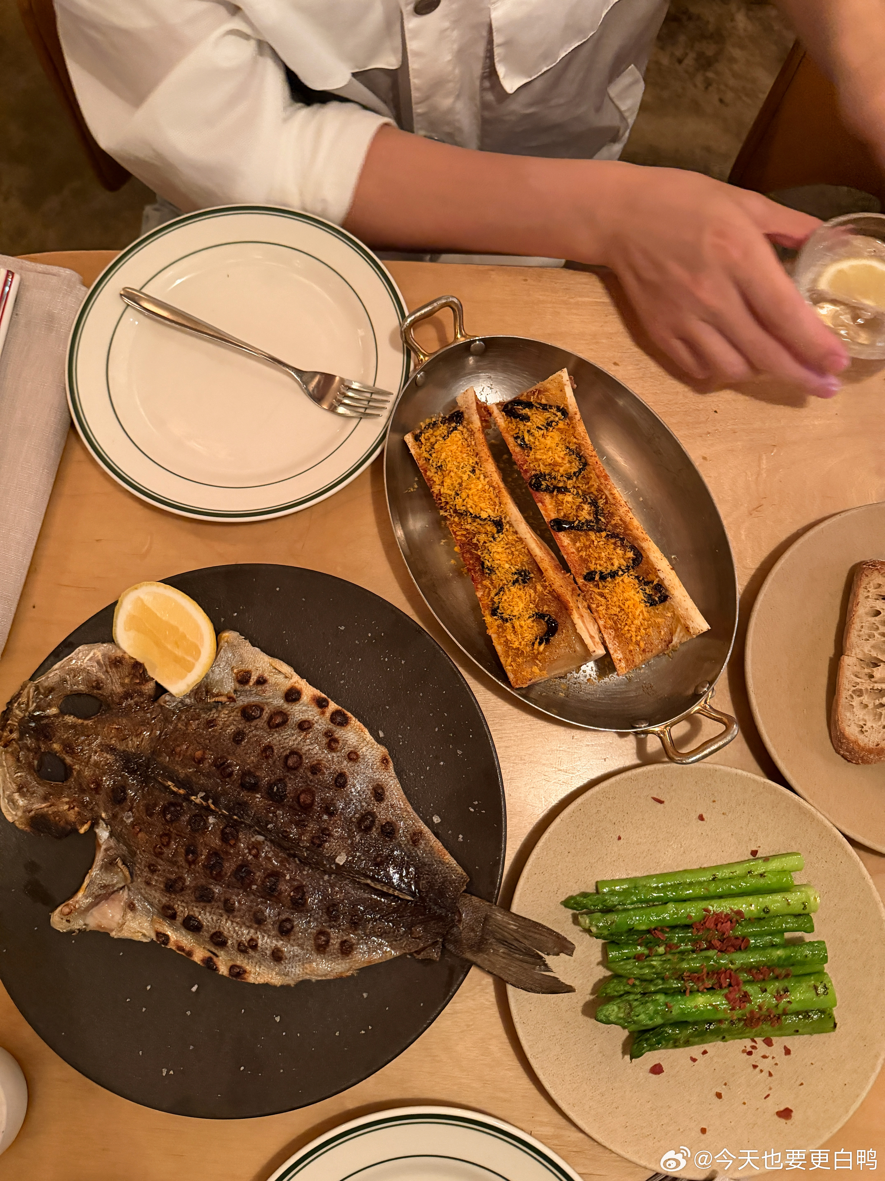 最近这位痴迷于美食测评在美食领域确实还是他更胜一筹 