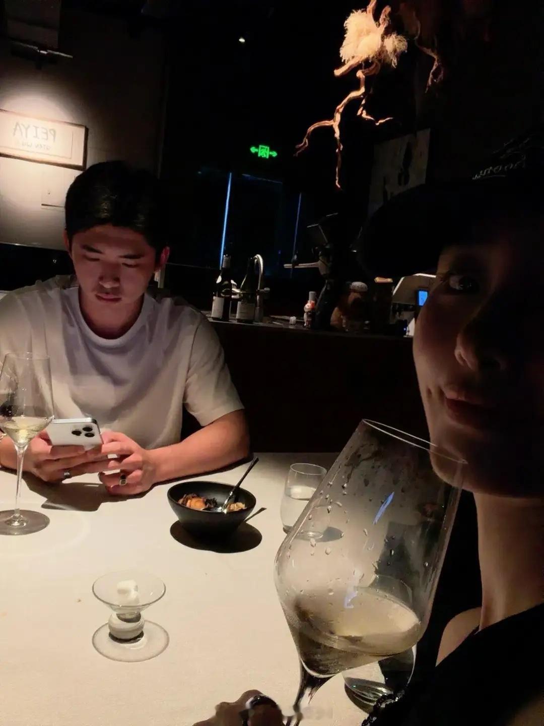 杨采钰罕见秀恩爱，晒和富三代老公约会自拍，夫妇俩颜值登对养眼！ 