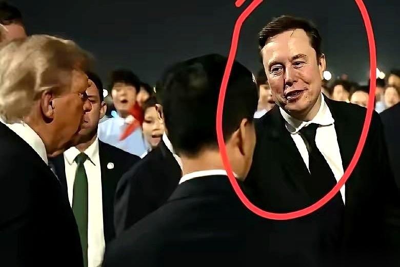 央视直播那个画面，特朗普专机门一开，一出好戏就上演了。
他本人走下来，身后紧跟着