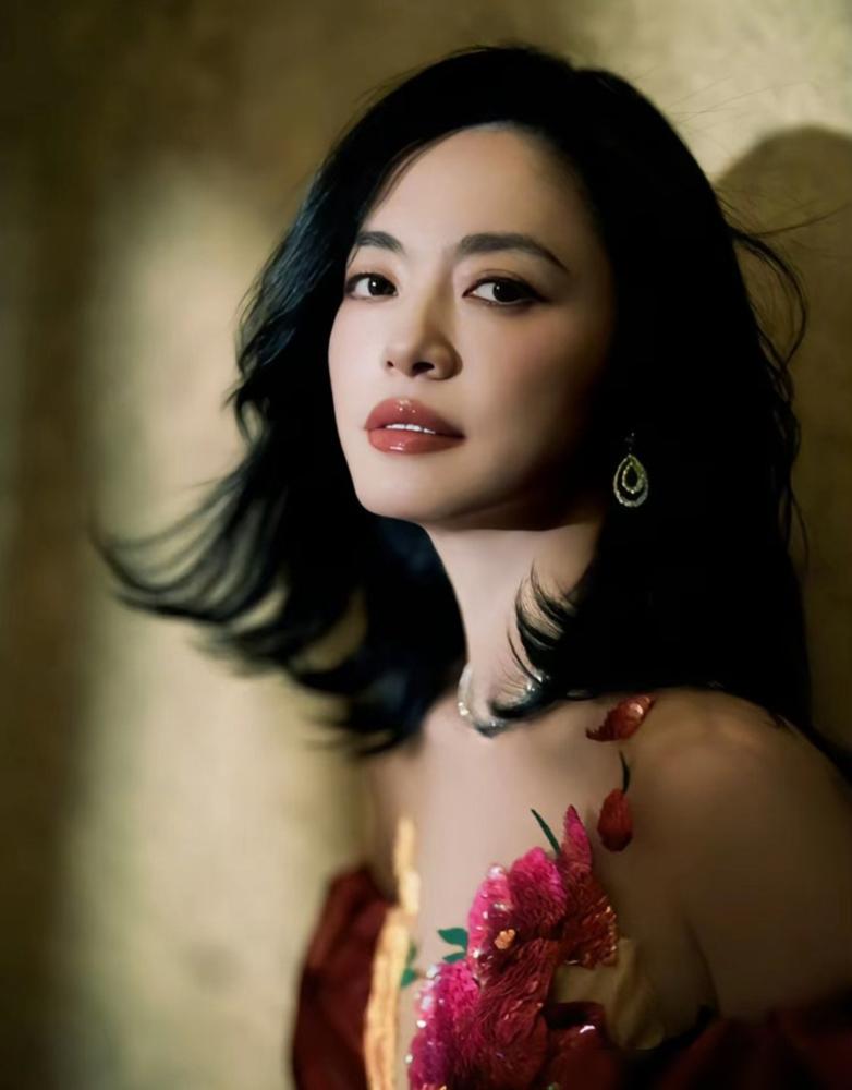 姚晨的离婚声明，直接把娱乐圈分手格局拉高了！
 
3月16日她和曹郁联合发声，说