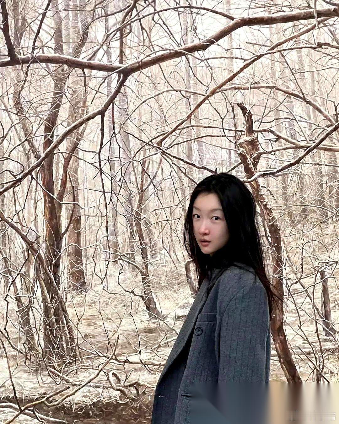 女明星敢在高清镜头前连粉底都不打直接怼脸拍，内娱恐怕找不出几个。 周冬雨在纽约街