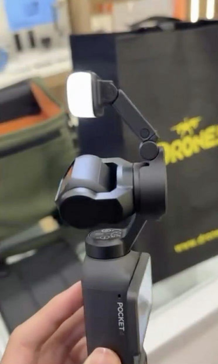 这是大疆Pocket4？镜头上面还有个补光灯 