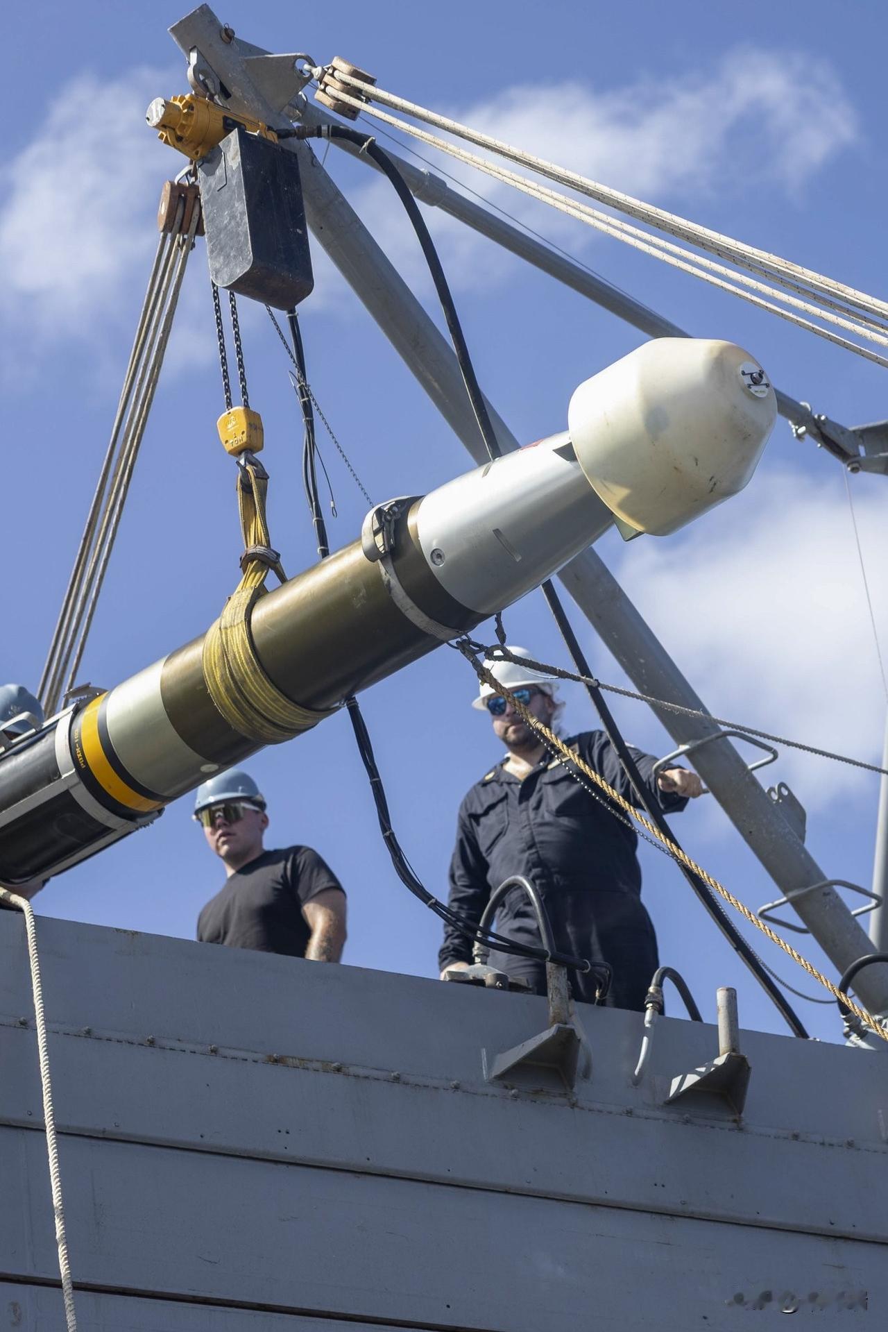 2025年12月6日，美国海军水兵将一枚MK-54鱼雷吊装到阿利·伯克级导弹驱逐