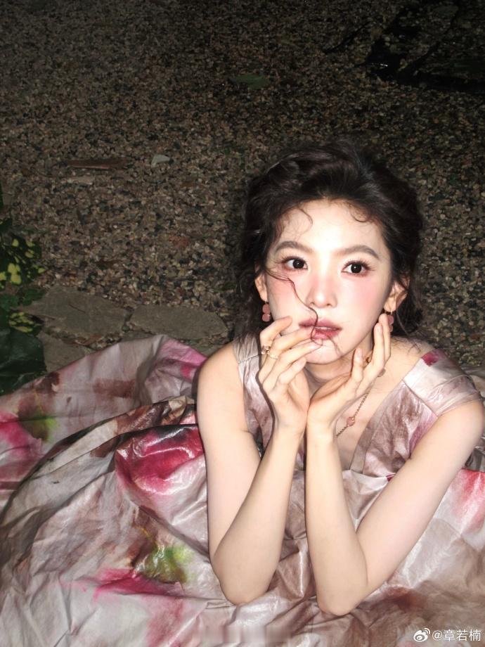 章若楠落花女神地上落的是花还是章若楠 地上落的是花还是章若楠